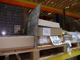 une grande quantité de cartons sur une palette dans un entrepôt