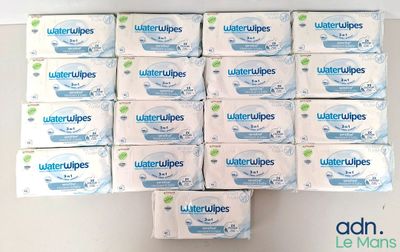 plusieurs boîtes de lingettes humides empilées les unes sur les autres