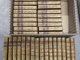une boîte ouverte remplie de nombreux livres, posée sur une table