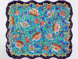 un gros plan sur un plateau bleu orné de fleurs colorées