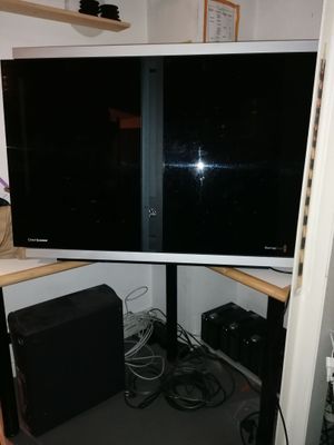 une photo d'un téléviseur à écran plat posé sur un bureau