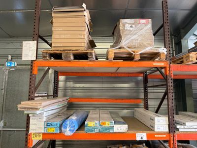 de nombreux cartons et boîtes sur les étagères de l'entrepôt