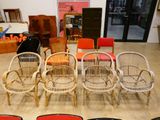 une pièce contenant beaucoup de chaises et de tables