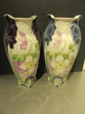 deux vases posés sur une table