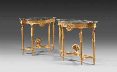 une paire de tables d'appoint de style Louis II en forme de gilet