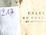 un morceau de papier accroché au mur