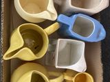 une boîte remplie de tasses et de soucoupes de toutes sortes