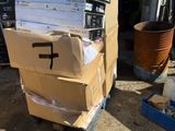 des cartons empilés les uns sur les autres devant un immeuble