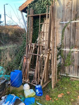 Lot comprenant divers éléments d’échafaudage en métal et éta…