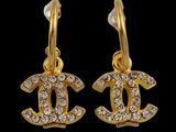 une paire de boucles d'oreilles Chanel ornées de diamants sur fond noir