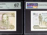Trois types de monnaie différents sont exposés dans une vitrine.