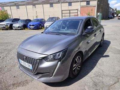 une voiture grise garée dans un parking à côté d'un bâtiment