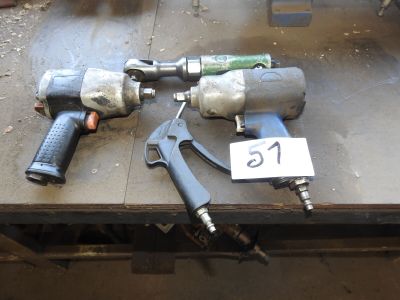 deux outils pneumatiques posés sur une table