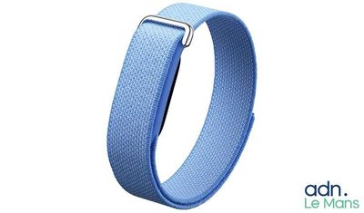 une image représentant un bracelet bleu muni d'un fermoir en métal