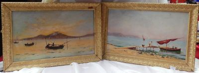 deux tableaux représentant des bateaux, exposés sur une table