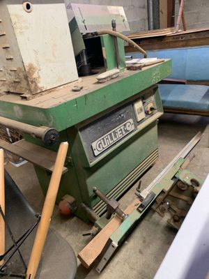 une machine posée sur une table dans une pièce