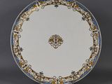 une assiette blanche ornée de motifs bleus et dorés