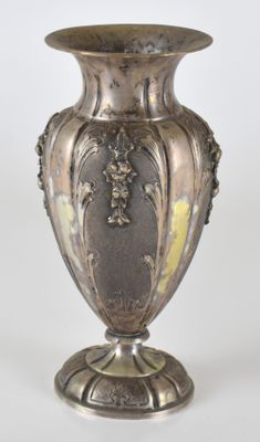un vase en argent posé sur une table