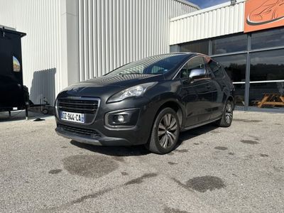 une voiture noire garée devant un bâtiment devant un bâtiment