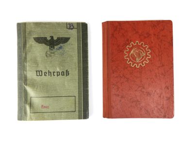 deux livres placés l'un à côté de l'autre
