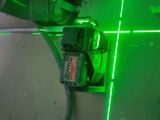 un faisceau laser vert fixé au mur