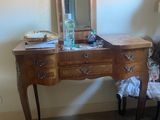 un bureau avec un miroir et une chaise dans une pièce