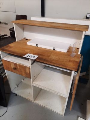 Ensemble de mobilier composé de : - Comptoir d'accueil en mé…