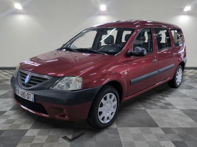 la photo d'une voiture rouge garée dans un garage