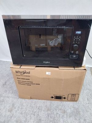 un micro-ondes posé sur une boîte au sol