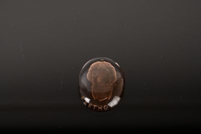 Pendentif en verre coloré figurant le visage de BEETHOVEN en…