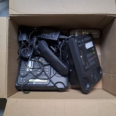 une boîte remplie d'appareils électroniques et de télécommandes