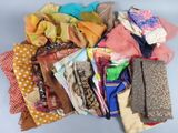 une pile de vêtements posée sur une table