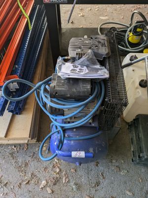 un tas d'appareils électriques divers posés par terre