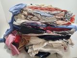 une pile de vêtements sur une table