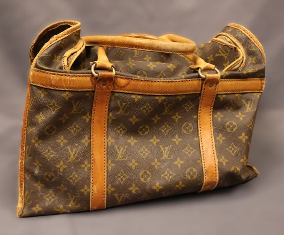 LOUIS VUITTON, Paris - Sac de voyage en toile monogrammée LV et c...