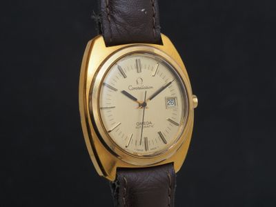 une image d'une montre-bracelet en or avec un bracelet en cuir marron