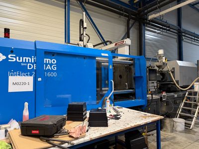 une machine bleue qui se trouve dans un bâtiment