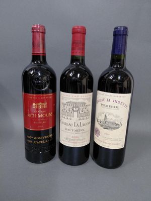 trois bouteilles de vin sont alignées sur une table