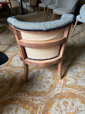 une chaise qui se trouve au milieu d'une pièce