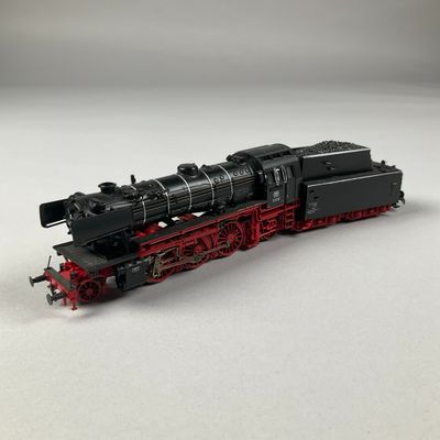 une image représentant une locomotive noire et rouge sur un fond blanc