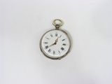 une montre de poche en argent avec des chiffres romains sur le cadran