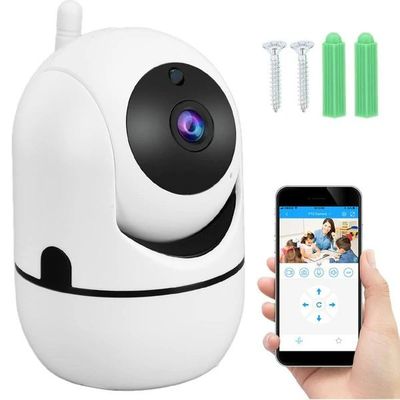 une personne tenant un smartphone équipé d'un appareil photo