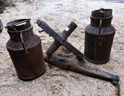2 Bidons à lait + 1 roue de chariot + 1 attelage - Photo 1