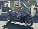 une moto garée devant un bâtiment