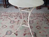 une table et des chaises blanches dans une pièce avec un tapis