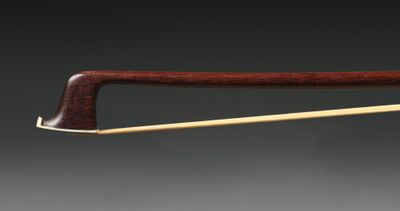 un gros plan sur le manche en bois d'un violon