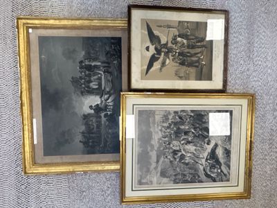trois photos encadrées représentant un homme et une femme assis sur un canapé