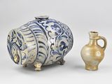 deux vases posés l'un à côté de l'autre sur une table