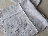 deux serviettes blanches sur un lit aux draps blancs