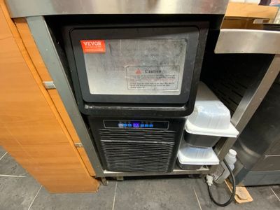 Une machine à glaçons VEVOR Lieu : SUR DESIGNATION AUCHAN MA…